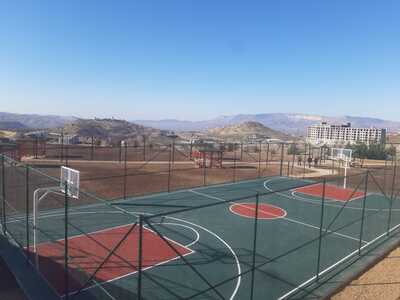 Merkez Kampüsümüzde Çevre Düzenlemesi Kapsamında Yeni Basketbol Sahası ve  Kamelyaların yapımı tamamlandı..