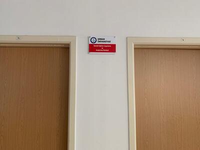 Üniversitemizde bulunan okul binaları için yeni kapı isimliği, bina isimliği, yönlendirme levhası takıldı.